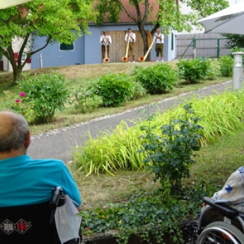 Alphörner erklingen vom St. Vinzenz-Hügel