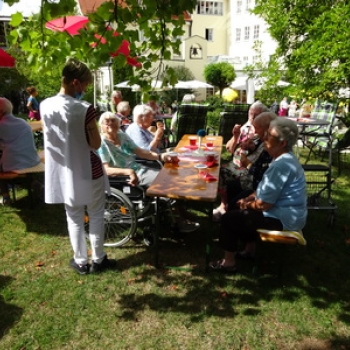Eis-Genuss im Altenheim St. Vinzenz