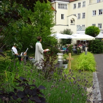Freiluft-Gottesdienst im Altenheim