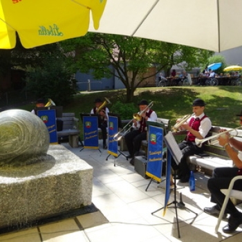 Grillen im Garten des Altenheims